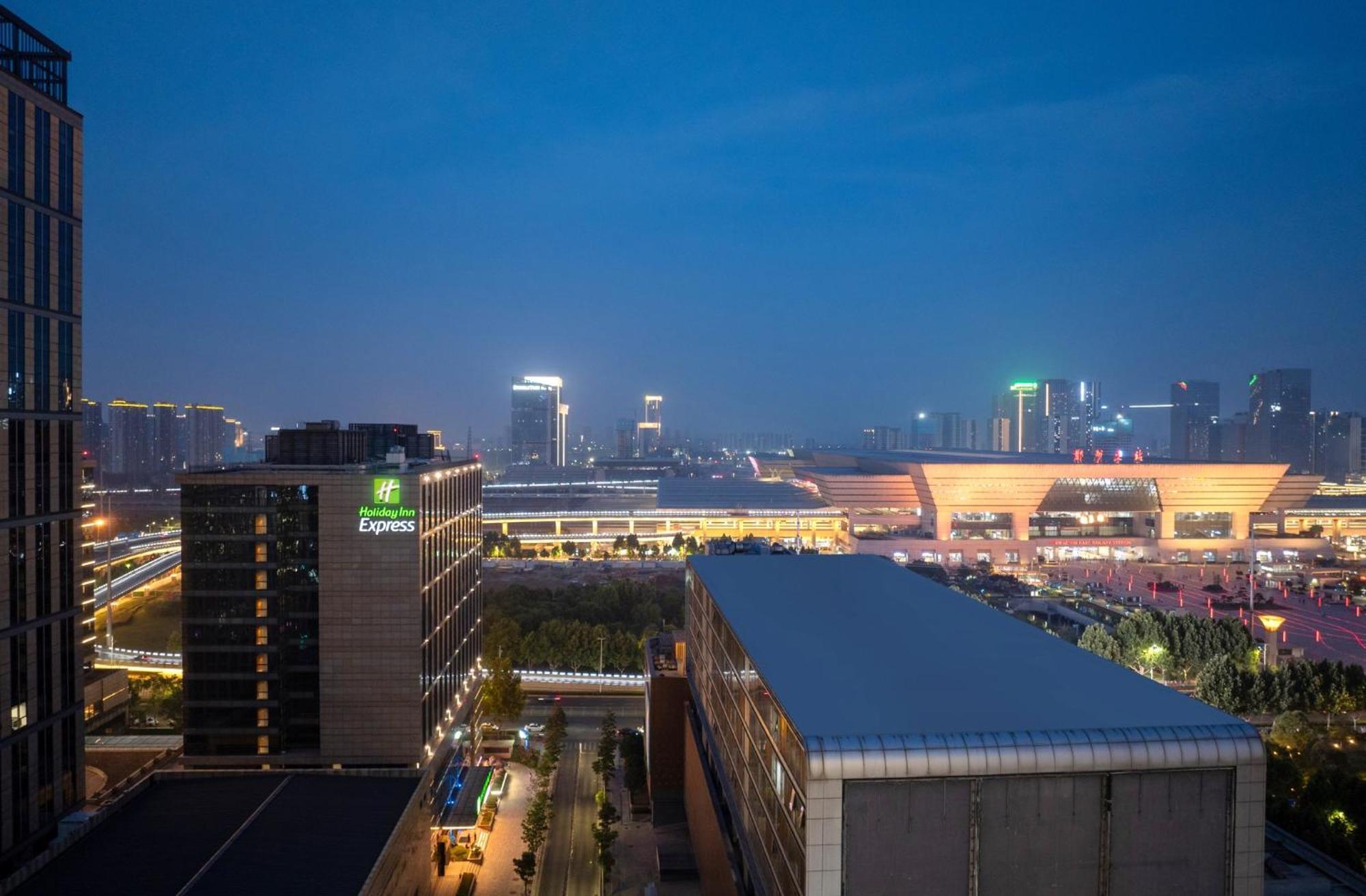 Holiday Inn Express Zhengzhou Zhengdong By Ihg Экстерьер фото